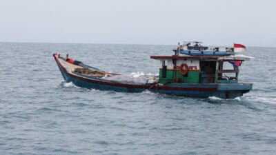 ILUSTRASI - "Pemilik kapal motor pedalaman di Kalimantan Barat keluhkan aturan dokumen yang disamakan dengan kapal laut karena biaya tinggi dan akses layanan yang jauh."