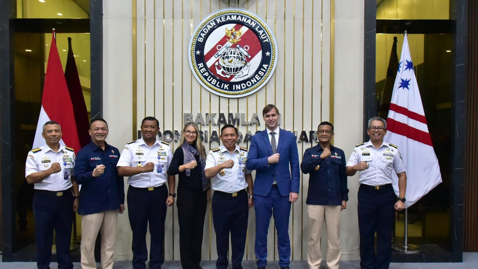 Kepala Bakamla RI Laksdya TNI Irvansyah berfoto bersama Duta Besar Estonia Veikko Kala dan jajaran pejabat kedua pihak dengan pose komando di Mabes Bakamla RI. (Dok. HO/Faktakalbar.id)