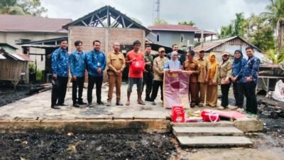 Dinas Sosial Kabupaten Sambas bersinergi dengan TNI salurkan bantuan logistik untuk korban kebakaran di Tebas.