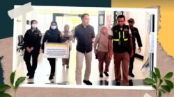 Kepala Balai Karantina Kalimantan Barat, Ferdi (tengah berbaju hitam), didampingi petugas Karantina saat meninjau area kedatangan dan pos pemeriksaan di PLBN Entikong. (Dok. HO/Faktakalbar.id)