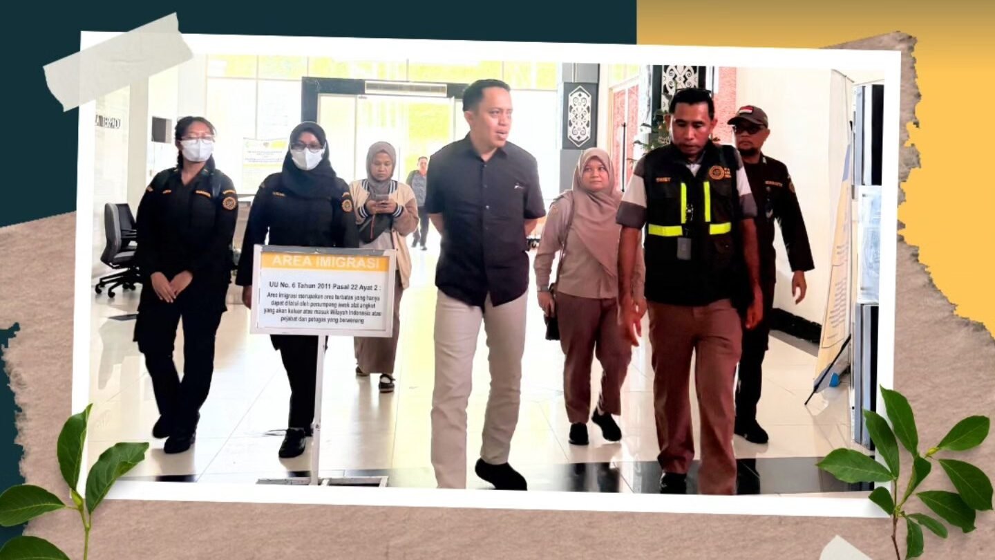 Kepala Balai Karantina Kalimantan Barat, Ferdi (tengah berbaju hitam), didampingi petugas Karantina saat meninjau area kedatangan dan pos pemeriksaan di PLBN Entikong. (Dok. HO/Faktakalbar.id)