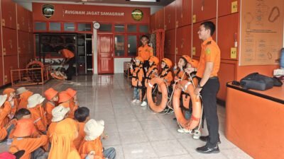 Kepala Kantor SAR Pontianak, I Made Junetra, saat memberikan arahan mengenai bahaya bermain di sungai kepada anak-anak dalam kegiatan edukasi keselamatan, Selasa (10/2/2026).