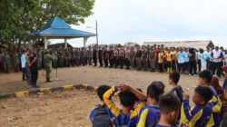 Wakapolres Ketapang Kompol Hoerrudin bersama pelajar dan unsur Forkopimda saat bergotong royong membersihkan sampah di kawasan Pantai Pecal, Jumat (6/2/2026).