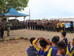 Dukung Program Gerakan ASRI, Polres Ketapang dan Pelajar Bersihkan Pantai Pecal