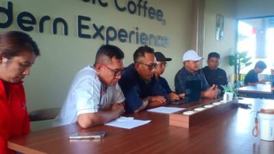 Ketua TPP Nunung Wijayanto bersama tim saat memberikan klarifikasi terkait proses verifikasi bakal calon Ketua Umum KONI Kubu Raya dalam konferensi pers. (Dok. HO/Faktakalbar.id)