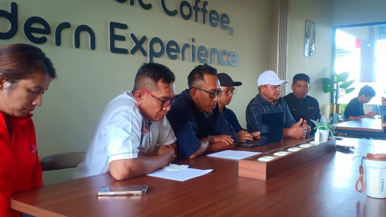 Ketua TPP Nunung Wijayanto bersama tim saat memberikan klarifikasi terkait proses verifikasi bakal calon Ketua Umum KONI Kubu Raya dalam konferensi pers. (Dok. HO/Faktakalbar.id)