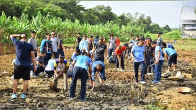 Wakil Komandan Kodaeral XII Laksma TNI Irwan S. P. Siagian bersama prajurit melakukan gotong royong membuka lahan ketahanan pangan di Mako Kodaeral XII Mempawah. (Dok. HO/Faktakalbar.id)