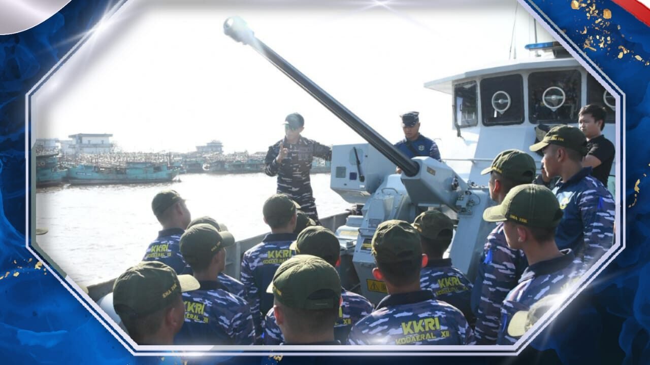 Siswa SMA Taruna Bumi Khatulistiwa sedang menerima materi kebaharian di atas kapal perang dalam kegiatan Persami KKRI Kodaeral XII Gelombang IV 2026. (Dok. HO/Faktakalbar.id)