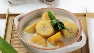 Masyarakat Indonesia sering menjadikan kolak pisang sebagai hidangan andalan saat berbuka puasa. (Dok. Ist)