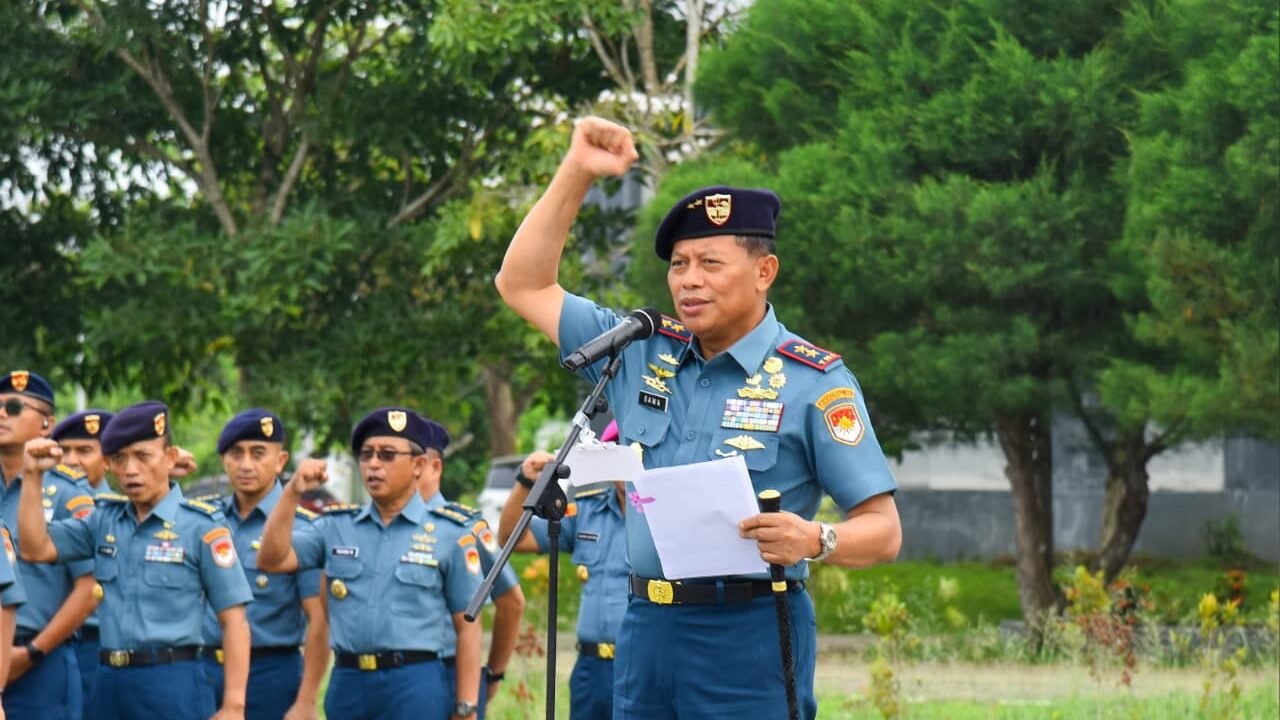 Komandan Kodaeral XII Laksamana Muda TNI Sawa saat memimpin Apel Khusus Pencanangan Pembangunan Zona Integritas di Lapangan Apel Mako Kodaeral XII, Pontianak. (Dok. HO/Faktakalbar.id)