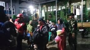 Petugas BNPB bersama instansi terkait saat melakukan pendataan warga dan peninjauan lokasi pengungsian akibat fenomena pergerakan tanah di Desa Padasari, Kabupaten Tegal. (Dok. Ist)