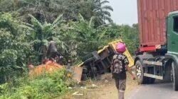 Kondisi kendaraan dump truk dan truk tangki CPO yang mengalami kerusakan parah usai terlibat kecelakaan di Jalan Trans Kalimantan KM 32, Senin (10/2/2026).