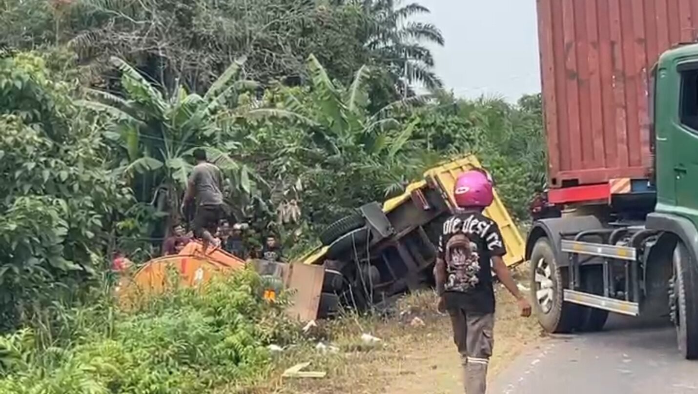 Kondisi kendaraan dump truk dan truk tangki CPO yang mengalami kerusakan parah usai terlibat kecelakaan di Jalan Trans Kalimantan KM 32, Senin (10/2/2026).