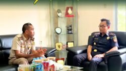 Penanggung Jawab Satpel PLBN Entikong, Swiet Sinay, sedang melakukan kunjungan koordinasi strategis dengan pejabat Bea Cukai Entikong untuk memperkuat pengawasan di wilayah perbatasan. (Dok. HO/Faktakalbar.id)