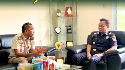 Penanggung Jawab Satpel PLBN Entikong, Swiet Sinay, sedang melakukan kunjungan koordinasi strategis dengan pejabat Bea Cukai Entikong untuk memperkuat pengawasan di wilayah perbatasan. (Dok. HO/Faktakalbar.id)