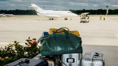 Ilutrasi - Dengan menerapkan strategi penataan yang cerdas, Anda bisa membawa semua kebutuhan esensial dalam satu tas kecil namun tetap terlihat rapi dan siap menghadapi berbagai aktivitas selama liburan. (Dok. Ist)