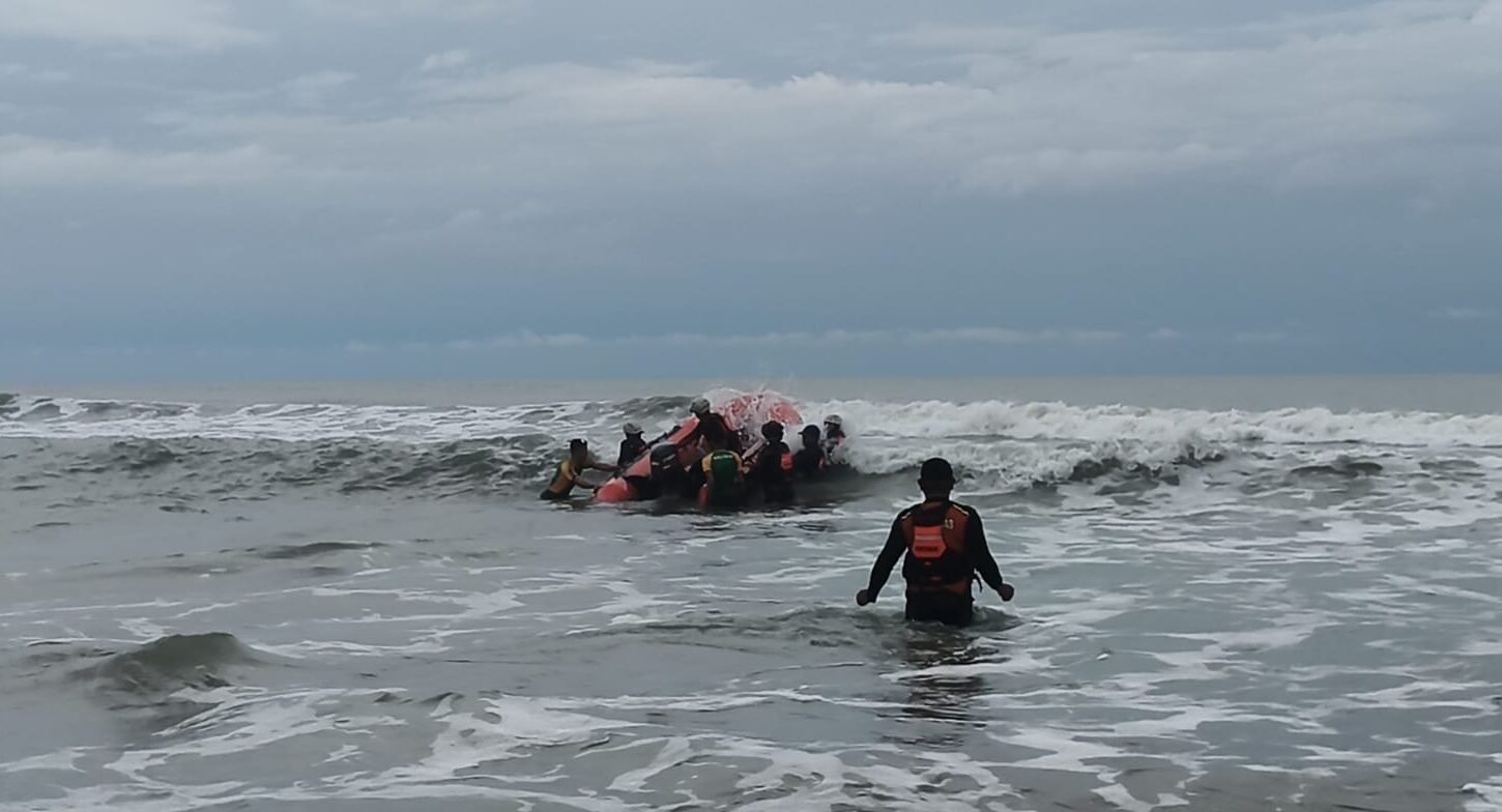 "Tim SAR Gabungan menemukan jasad Hazis Abrar Alfaziri yang terseret ombak di Pantai JS Resort Temajuk, Sambas, berjarak 1,5 km dari lokasi awal."