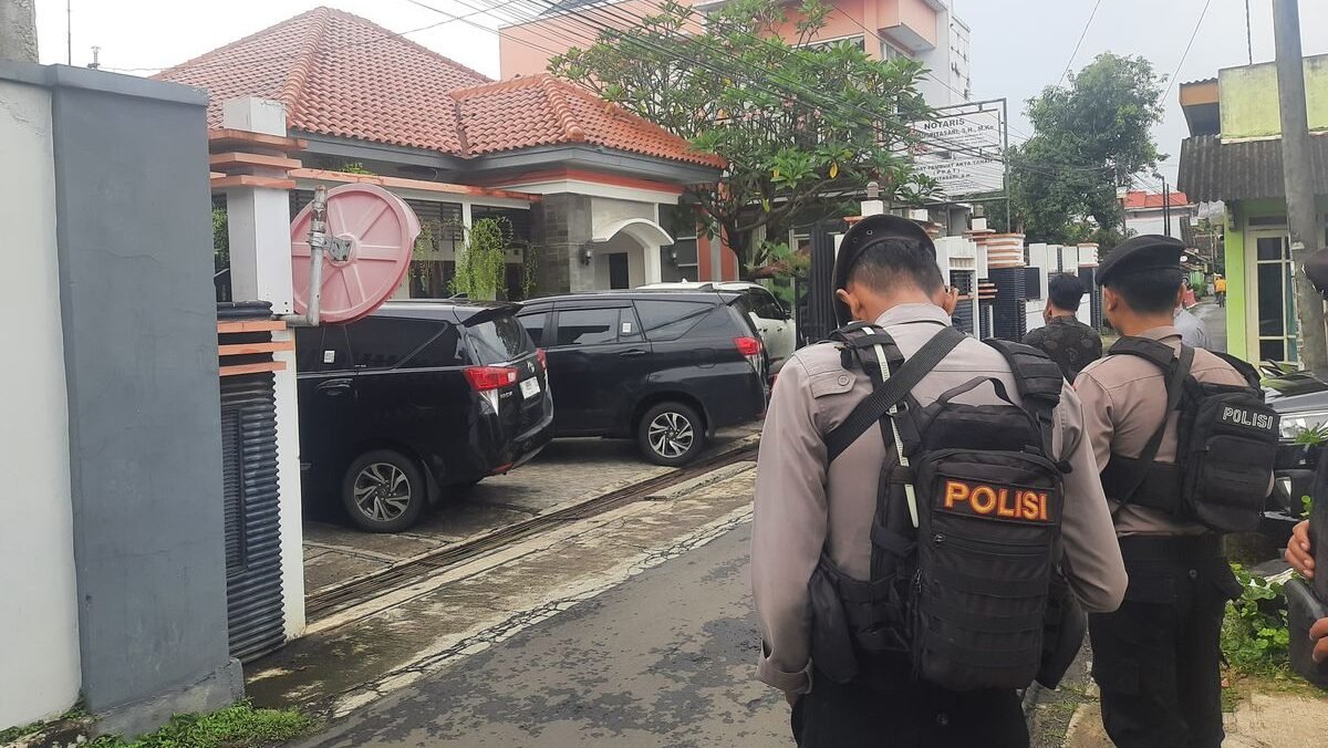 Sejumlah personel kepolisian tampak berjaga ketat di area luar kediaman eks Pj Sekda Pati, Riyoso, saat tim penyidik KPK melakukan penggeledahan di dalam rumah.