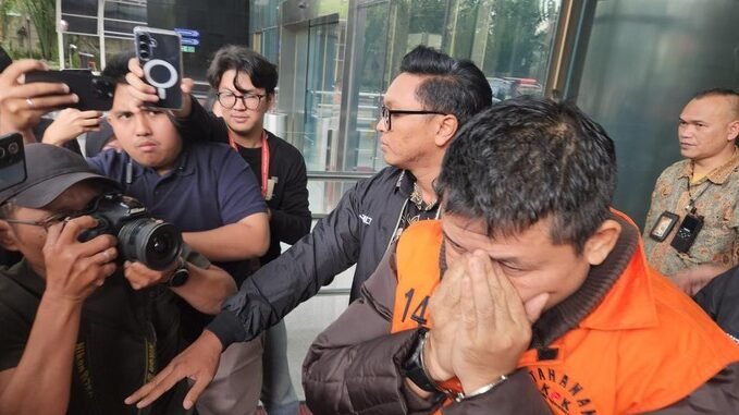 "resmi menahan Kepala Seksi Intelijen Cukai P2 DJBC terkait kasus suap pengaturan jalur impor barang dan cukai yang melibatkan uang miliaran rupiah di safe house."