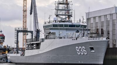 Kapal Perang Republik Indonesia (KRI) Canopus-936 jenis Bantu Hidro-Oseanografi (BHO) bersandar di dermaga galangan kapal di Jerman. (Dok. HO/Faktakalbar.id)