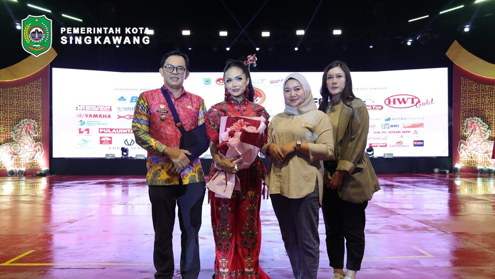 Wakil Wali Kota Singkawang Muhammadin bersama diva Krisdayanti dan Anggota DPR RI Maria Lestari dalam perayaan Cap Go Meh 2026 di Lapangan Kridasana. (Dok. HO/Faktakalbar.id)