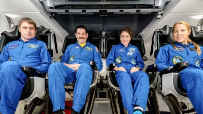 Empat kru misi SpaceX Crew-12, Jessica Meir, Jack Hathaway, Sophie Adenot, dan Andrey Fedyaev, bersiap di dalam kapsul Dragon untuk misi ke ISS. (Dok. NASA)