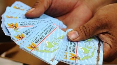 Bareskrim Polri menahan tersangka pemalsuan status perkawinan di KTP dari kawin menjadi belum kawin.