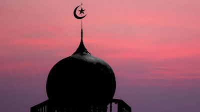 Ilustrasi - Tingkatkan kualitas ibadah Anda dengan 7 aplikasi pendukung ibadah Ramadan paling esensial. Dari jadwal salat hingga pelacak progres tilawah harian. 7 Aplikasi Pendukung Ibadah Ramadan Paling Esensial. (Dok. Ist)