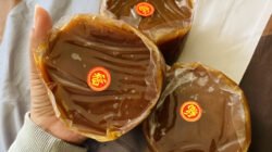 Kue keranjang atau Nian Gao merupakan makanan wajib yang melambangkan kemakmuran dan persatuan keluarga saat perayaan Imlek. (Dok. Ist)