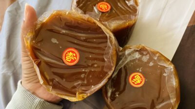 Kue keranjang atau Nian Gao merupakan makanan wajib yang melambangkan kemakmuran dan persatuan keluarga saat perayaan Imlek. (Dok. Ist)