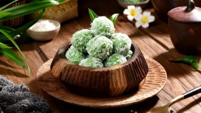 Ilustrasi - Jelajahi ragam jajanan tradisional yang cocok menjadi menu berbuka puasa. Berbagai kue ini menawarkan rasa manis dan gurih untuk memulihkan energi tubuh. (Dok. Ist)