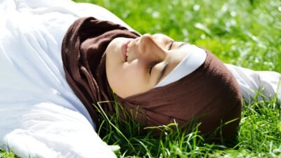 Ilustrasi - Kondisi tubuh yang tidak menerima asupan air selama lebih dari 12 jam memicu dehidrasi seluler yang berdampak buruk pada penampilan wajah. (Dok: Freepik)