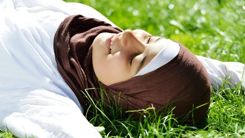 Ilustrasi - Kondisi tubuh yang tidak menerima asupan air selama lebih dari 12 jam memicu dehidrasi seluler yang berdampak buruk pada penampilan wajah. (Dok: Freepik)