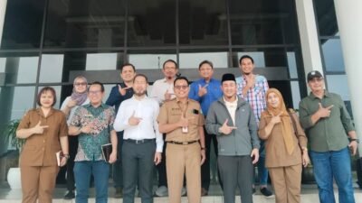 Delegasi CIDB Malaysia berfoto bersama perwakilan Pemprov Kalbar dan pengurus Formajakon di depan Kantor Gubernur Kalimantan Barat usai audiensi kerja sama. (Dok. HO/Faktakalbar.id)
