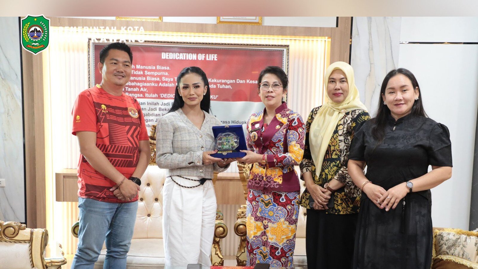 Wali Kota Singkawang Tjhai Chui Mie menyerahkan cenderamata kepada diva Krisdayanti saat kunjungan silaturahmi di Ruang Kerja Wali Kota. (Dok. HO/Faktakalbar.id)