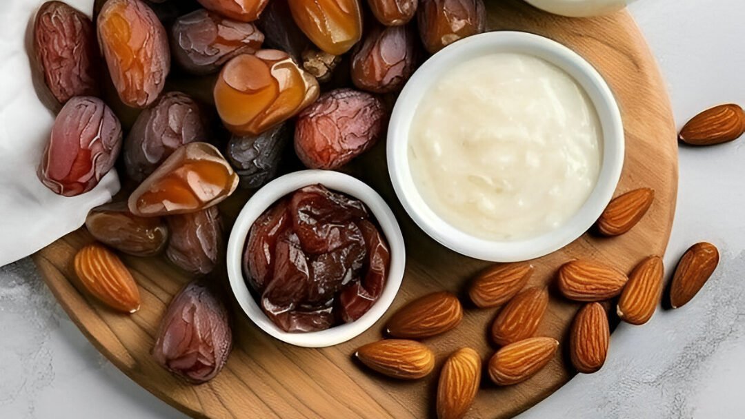 Kurma memberikan asupan gula alami yang cepat terserap tubuh. Sementara itu, almond memberikan mineral magnesium untuk mencegah kram otot. (Dok. Ist)