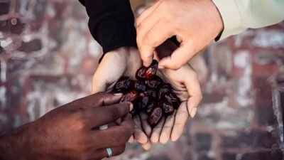 Panduan praktis membedakan kurma berkualitas tinggi dengan kurma yang menggunakan tambahan pemanis buatan demi kesehatan selama bulan puasa. (Dok. Ist)