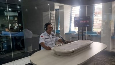 RRI Pontianak dan Polda Kalbar mengulas peran Labfor. Dedi Wahyudi jelaskan bagaimana polisi mengungkap kasus pidana menggunakan bukti ilmiah. (Dok: HO/ Faktakalbar.id)