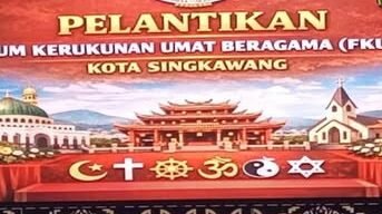 latar belakang panggung saat pengukuhan pengurus FKUB Singkawang di Aula Pemkot yang kemudian menjadi sorotan di media sosial, Rabu (11/2/2026).