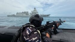 Personel TNI AL melakukan pengamanan menggunakan senjata laras panjang dengan latar belakang KRI Brawijaya-320 dalam Latihan Anti Akses di Bangka Belitung. (Dok. HO/Faktakalbar.id)