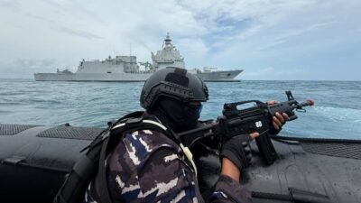 Personel TNI AL melakukan pengamanan menggunakan senjata laras panjang dengan latar belakang KRI Brawijaya-320 dalam Latihan Anti Akses di Bangka Belitung. (Dok. HO/Faktakalbar.id)