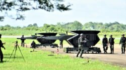 Prajurit Batalyon Arhanud 15 Pasgat menyiapkan sistem meriam Oerlikon Skyshield dalam Latihan Brahmastra Buana 1 di Supadio. (Dok. HO/Faktakalbar.id)