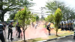 Personel PHH Lanud Supadio melakukan simulasi penanganan massa anarkis dengan kepulan asap warna-warni dalam latihan kesiapsiagaan Triwulan I 2026. (Dok. HO/Faktakalbar.id)