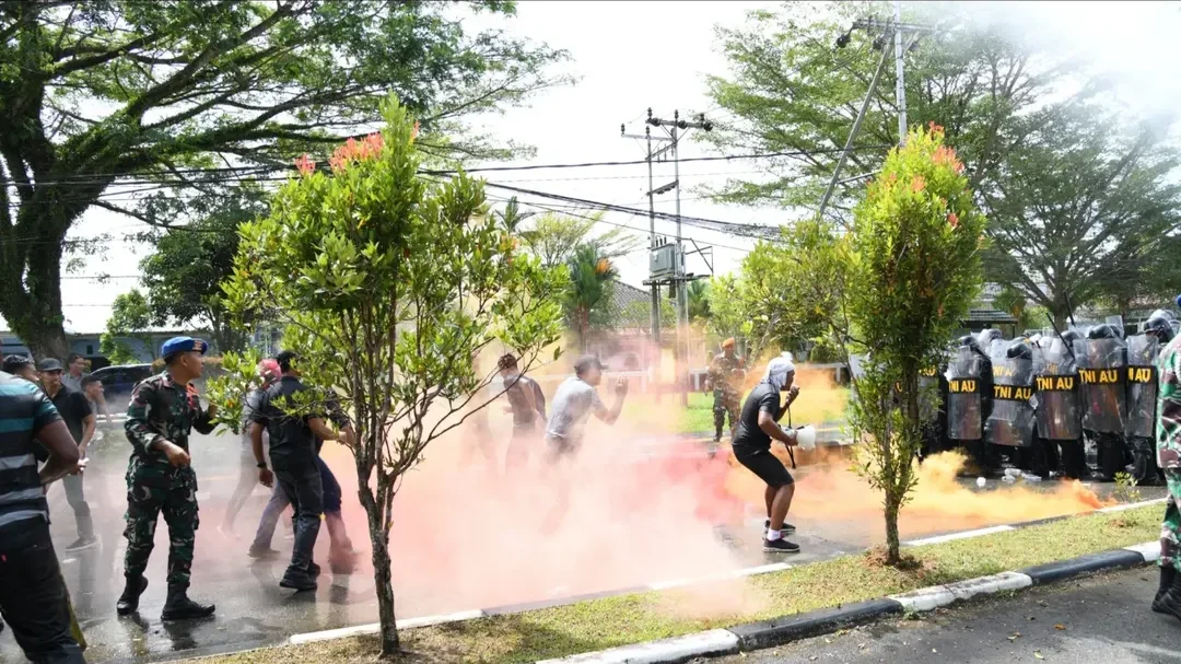 Personel PHH Lanud Supadio melakukan simulasi penanganan massa anarkis dengan kepulan asap warna-warni dalam latihan kesiapsiagaan Triwulan I 2026. (Dok. HO/Faktakalbar.id)