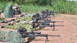 Prajurit Brigade Parako 1 Pasgat sedang membidik sasaran menggunakan senjata laras panjang dalam Latihan Hardha Marutha 1 di AWR Lanud Pangeran M. Bun Yamin. (Dok. HO/Faktakalbar.id)