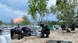 Prajurit Korps Marinir TNI AL menembakkan senjata bantuan saat simulasi latihan pendaratan amfibi dan pertahanan pantai. (Dok. HO/Faktakalbar.id)