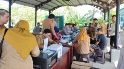 Petugas Bapenda melayani warga yang melakukan pembayaran pajak dalam layanan Samsat Gokatan dan Go PBB di salah satu kantor kecamatan di Pontianak. (Dok. HO/Faktakalbar.id)
