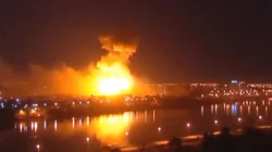 Ledakan besar menerangi langit malam akibat serangan udara yang menargetkan wilayah perbatasan di Afghanistan. (Dok. HO/Faktakalbar.id)