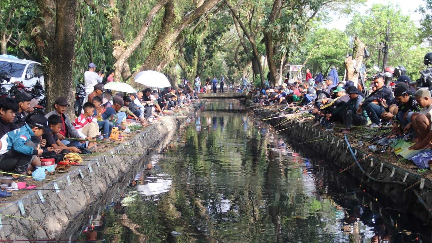 "Lomba mancing amal di Jalan Ampera Pontianak diikuti 1.700 peserta. Wagub Kalbar dorong potensi wisata parit dan bantuan sosial jelang Ramadhan."