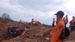 "Hujan deras picu longsor di area tambang timah Desa Pemali, Bangka. 6 orang tewas, 1 hilang. Tim SAR gabungan kerahkan excavator untuk pencarian korban."